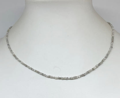 Diamant brut et naturel (diamant gris clair), perles facettées de 2/3 millimètres ! En bracelet de 17 à 19 cm ou en collier de 44 cm. Qualité AA à AAA !
