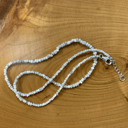Diamant brut et naturel (diamant gris clair), perles facettées de 2/3 millimètres ! En bracelet de 17 à 19 cm ou en collier de 44 cm. Qualité AA à AAA !