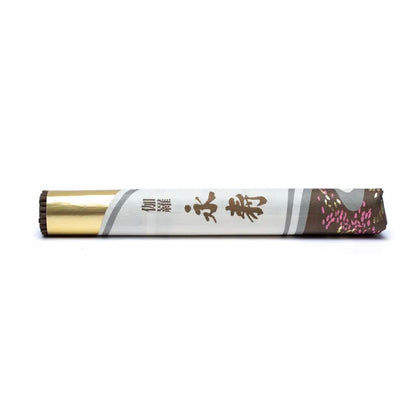 Deeply mystical Japanese incense from 'Kyara', made with the highest quality agarwood, with a balsamic touch of benzoin that generates serenity, contemplation and awareness. Size 14 to 15 cm. Weight of a pack +/- 24gr.!