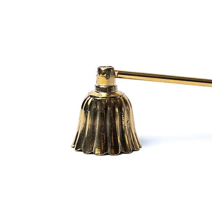 Éteignoir de bougie classique au design élégant. 2 modèles au choix de 25 et 28 cm - 120 grammes. Tenez la cloche au dessus de la flamme, le manque d'oxygène éteint la flamme d'elle-même. Avec manche extra long !