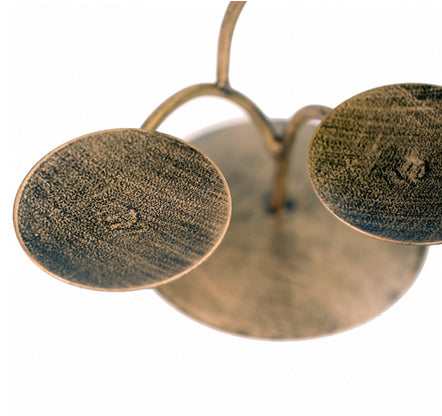Metal stands measuring 32 centimeters in diameter and 42 centimeters in height. 2 colors to choose from, 'green' or 'gold', with or without 7 candlesticks/7 chakras. Very beautiful set, perfect!
