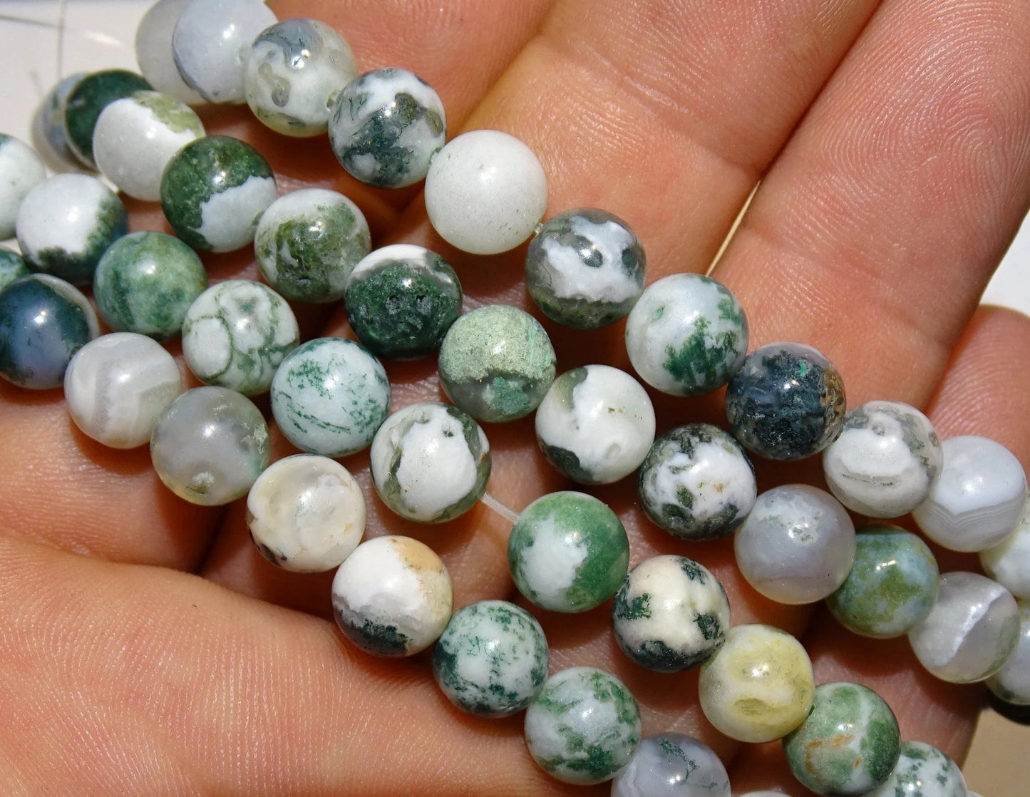 Moss Agate 'Lichen', round beads of 6 or 8 mm, sold in 40cm bead strand, or bracelet of 17 to 21cm or necklace of 45 or sautoir of 60cm. Superb beads with greenish reflections!