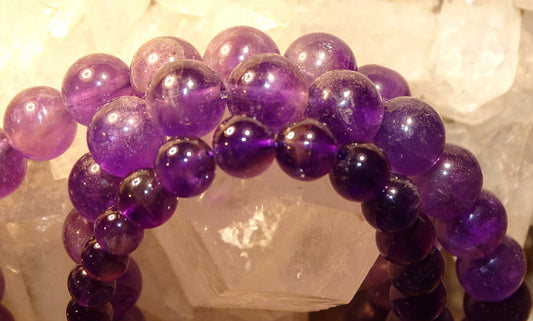Améthyste, perles rondes de 6, 8 ou 10 mm, vendu : en fil de perle 38/39cm, en bracelet de 17 à 21cm, en collier de 45 ou sautoir de 60cm. Qualité AA à AAA, superbe qualité !