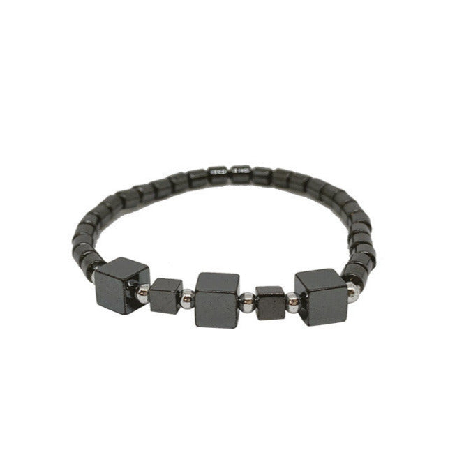 Bracelet en perle d'hématite en forme de tube ou de carré/cube de 4 à6 mm. Disponible de 17 à 21 centimètres. Monté sur élastique haute résistance !