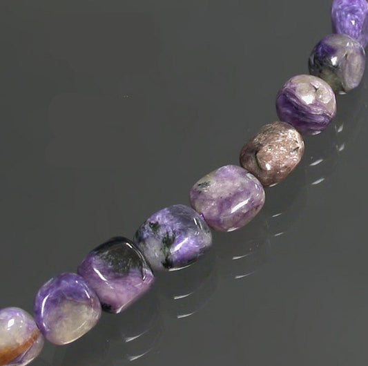 Charoite, bracelet de 17 à 21cm, collier de 42cm et sautoir de 60cm. Perles de type 'Graine' de formes naturelles montées sur fil de haute résistance !