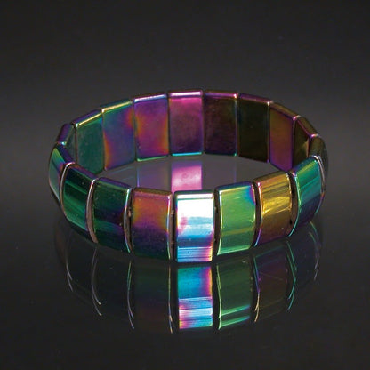 Bracelet en plaquette et perle d'hématite. Dimension : Plaquette d'environ 17 millimètres. Monté sur élastique haute résistance ! 2 Modèles au choix : Naturel ou Titane (arc-en-ciel)