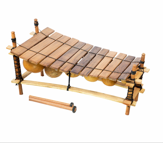 Balafon, 12 tons, accordé sur la gamme pentatonique africaine traditionnelle (équivalente au fa majeur), originaire du Ghana, environ L 80 cm, L 45 cm, H 40 cm. Vendu avec 2 baguettes et housse en tissus !