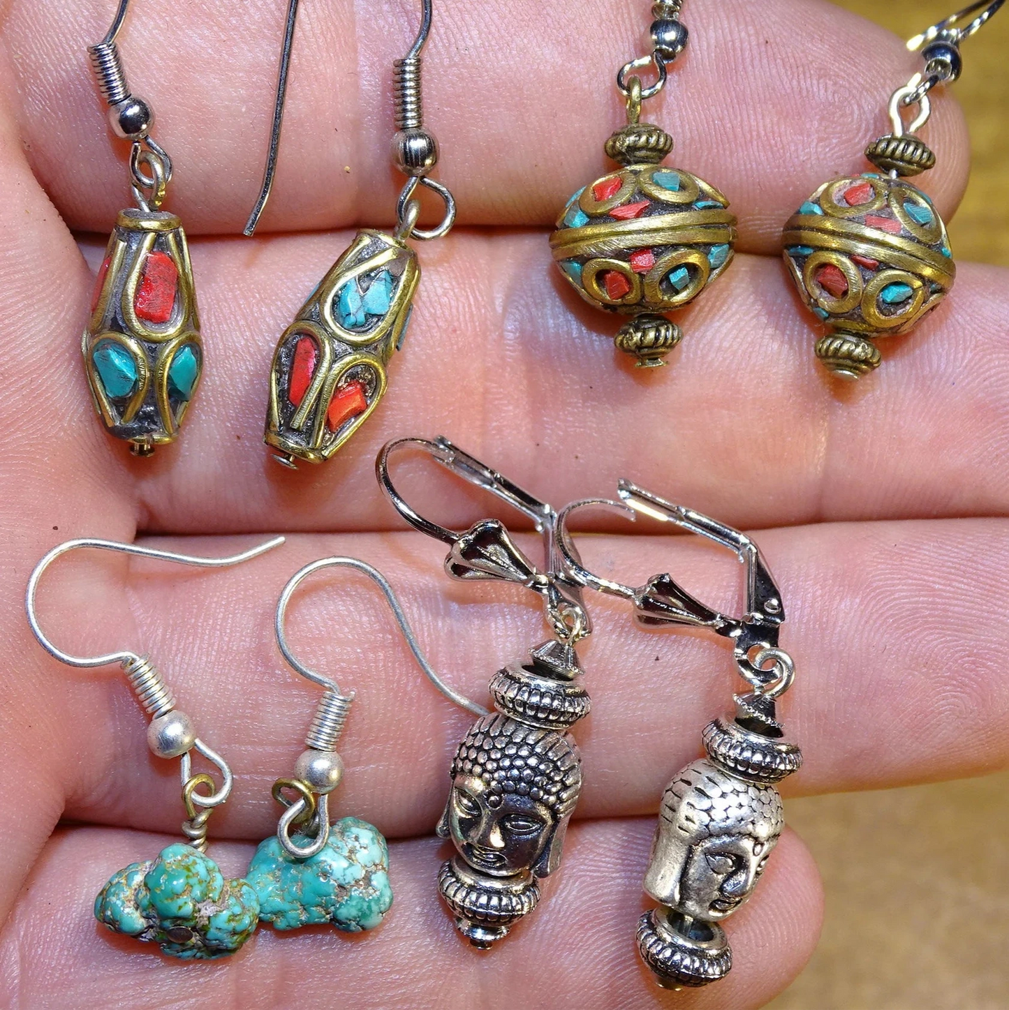 Boucles d'oreilles en perles d'Inde ( corail rouge et turquoise) sur tige en métal. Vendu en finition Argent 0.925, laiton ton argent ou doré, parfait !