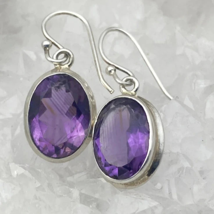 Boucles d'oreilles en Améthyste, cabochon sertis de forme ovale, qualité AA à AAA. Vendu en finition Argent, parfait !