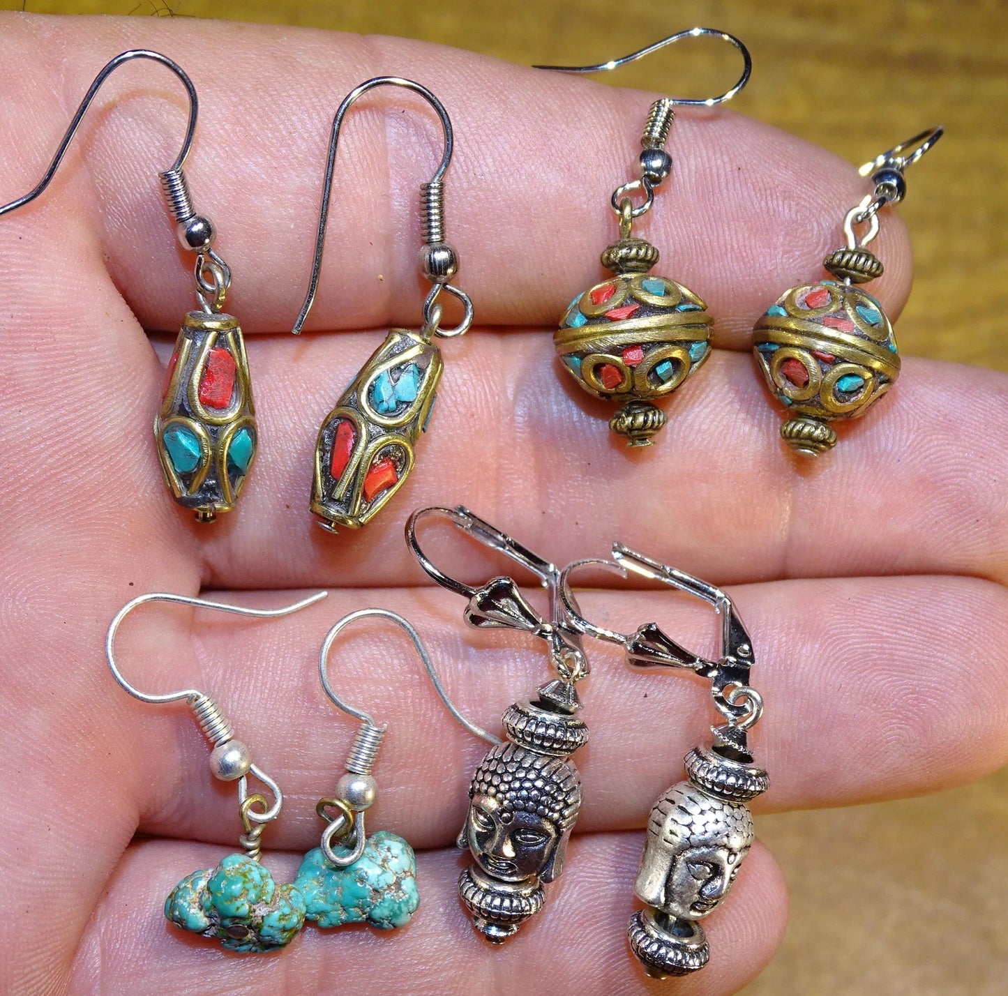 Boucles d'oreilles en perles d'Inde ( corail rouge et turquoise) sur tige en métal. Vendu en finition Argent 0.925, laiton ton argent ou doré, parfait !