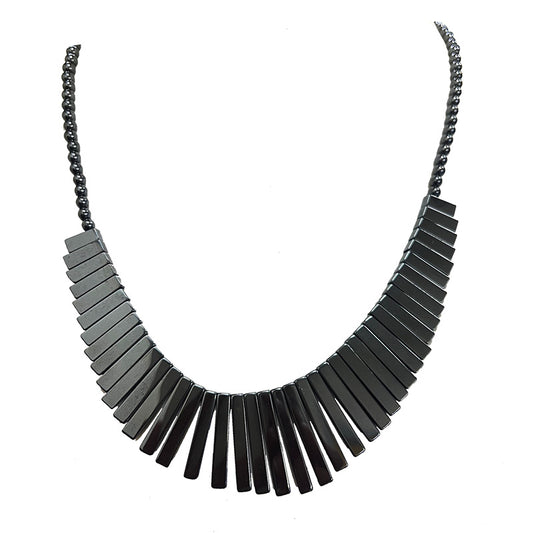 Hématite, collier 'Cléopâtre' en perles rondes de 6 mm avec panoramique de barrettes de 2 à 3 cm. 45 centimètres de longueur. 3 finitions au choix pour le système de fermeture (Argent, plaqué or, argenté). Une pierre à l'effet métal, superbe !