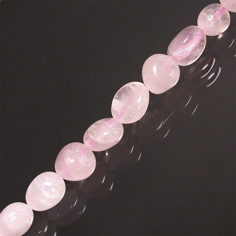 Quartz rose, bracelet de 17 à 21cm, collier de 42cm et sautoir de 60cm. Perles de type 'Graine' de formes naturelles montées sur fil de haute résistance !