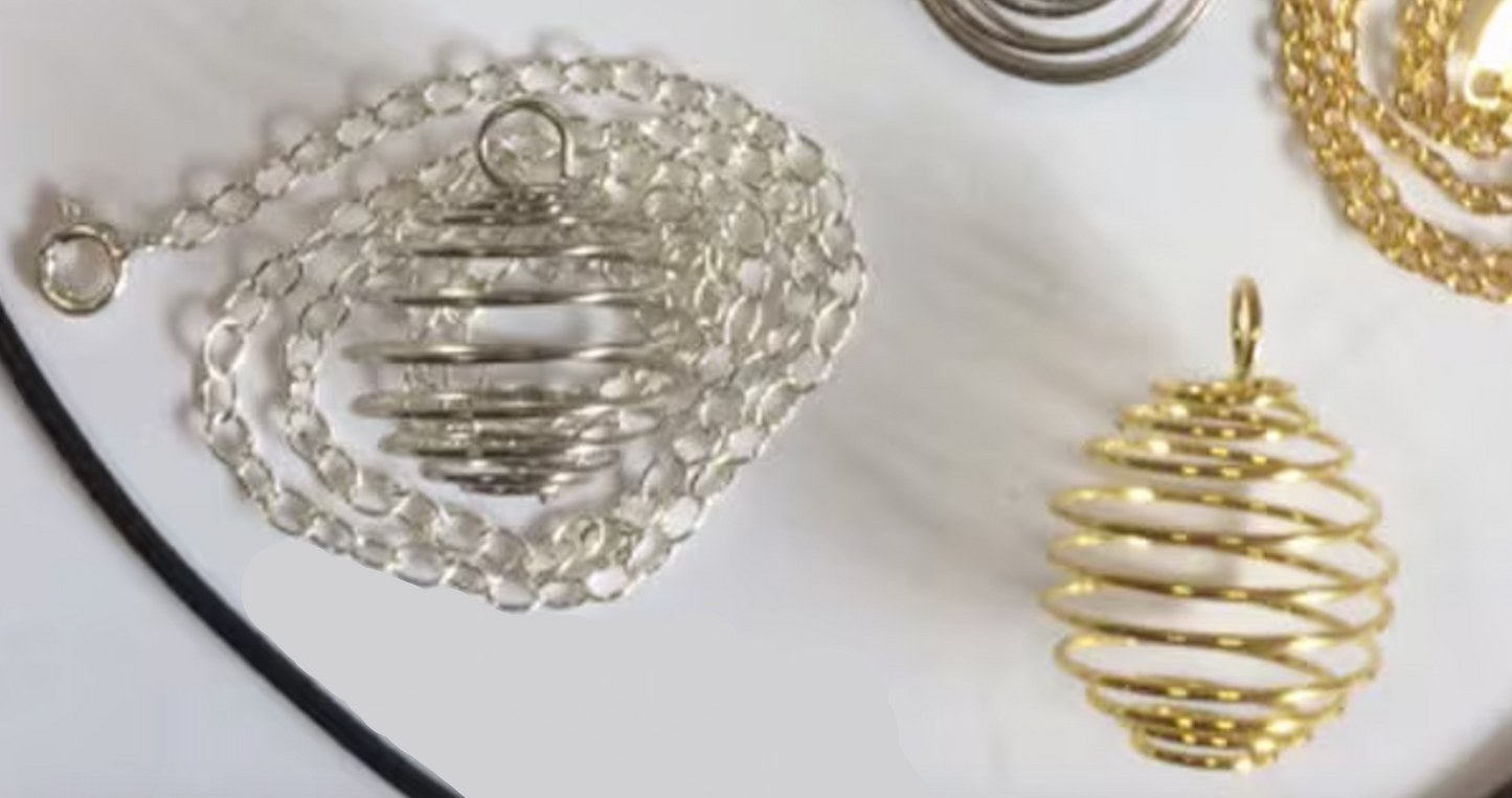 Pendentif/ Cage à pierre 'ressort', pour pierre ou perle jusqu'à 24mm. Fait en laiton, finition doré ou argenté ! Vendu avec ou sans chaînette assortie de 45 centimètres de longueur !