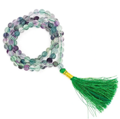 Mala de 108 perles de 6 ou 8 millimètres (au choix), fait en Fluorite. Taille de 65 à 85 centimètres de longueur environ. Qualité AA à AAA, superbe pièce avec pochette de rangement offerte. Fait en Inde !