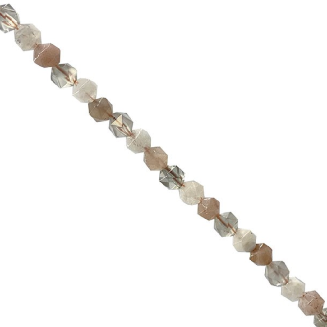 Perles 'Icosaèdres' de 6 millimètres en Pierre de lune et pierre de soleil. Option de vente en : fil de perles 38/39 cm, en bracelet de 17 à 21cm, en collier de 45 ou sautoir de 60cm. Qualité AA à AAA, superbes perles !