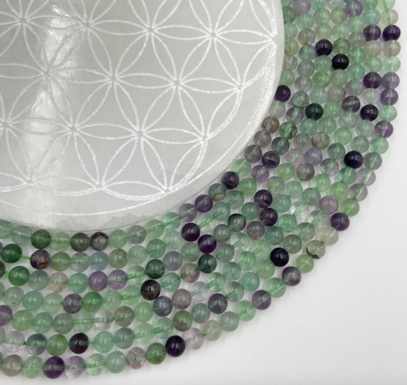 Fluorite, perles rondes de 4, 6 ou 8 mm. Vendu en fil de perle 38/39 cm, en bracelet de 17 à 21cm, en collier de 45 ou sautoir de 60cm. Qualité AA à AAA !