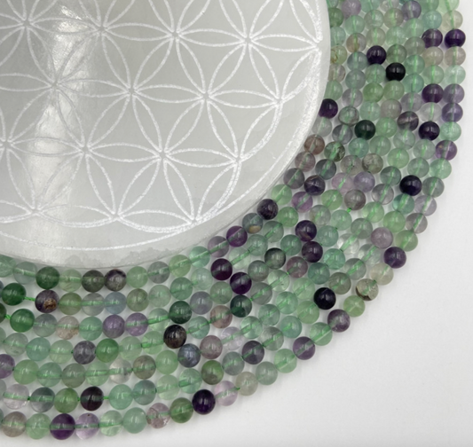 Fluorite, perles rondes de 4, 6 ou 8 mm. Vendu en fil de perle 38/39 cm, en bracelet de 17 à 21cm, en collier de 45 ou sautoir de 60cm. Qualité AA à AAA !