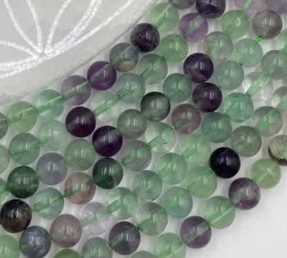 Fluorite, perles rondes de 4, 6 ou 8 mm. Vendu en fil de perle 38/39 cm, en bracelet de 17 à 21cm, en collier de 45 ou sautoir de 60cm. Qualité AA à AAA !