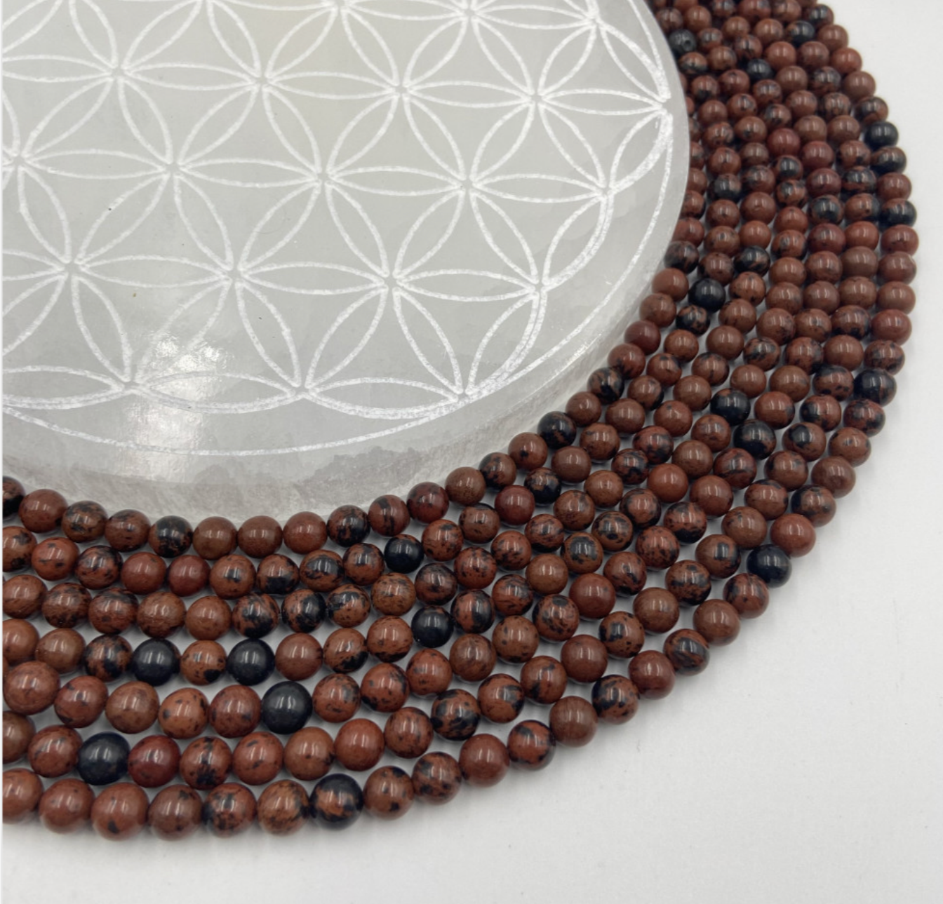 Obsidienne Acajou/ Mahogany, perles rondes de 6 ou 8 mm. Vendu en fil de perle 38/39 cm, en bracelet de 17 à 21cm, en collier de 45 ou sautoir de 60cm. Qualité AA à AAA, superbes perles !