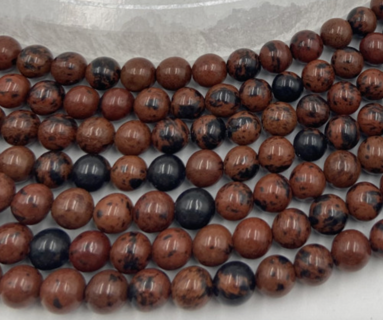 Obsidienne Acajou/ Mahogany, perles rondes de 6 ou 8 mm. Vendu en fil de perle 38/39 cm, en bracelet de 17 à 21cm, en collier de 45 ou sautoir de 60cm. Qualité AA à AAA, superbes perles !