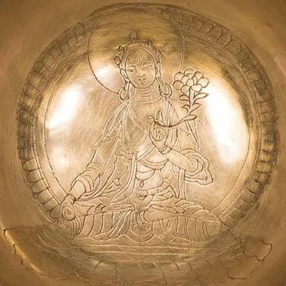 Bowl with engraving of the goddess 'White Tara' on the inside, 13 centimeters - +/- 500 grams approximately. Sold with a suitable mallet! Magnificent piece 'handmade' in Nepal
