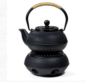 Les célèbres Théières émaillés en fonte, 'Tetsubin' et 'Tetsukyusu' de style traditionnel avec accessoires - 0,6, 1 ou 1,2 Litres. Options : tasse 65 ou 120 ml, chauffe-théière, assiette, porte couvercle... Parfait !