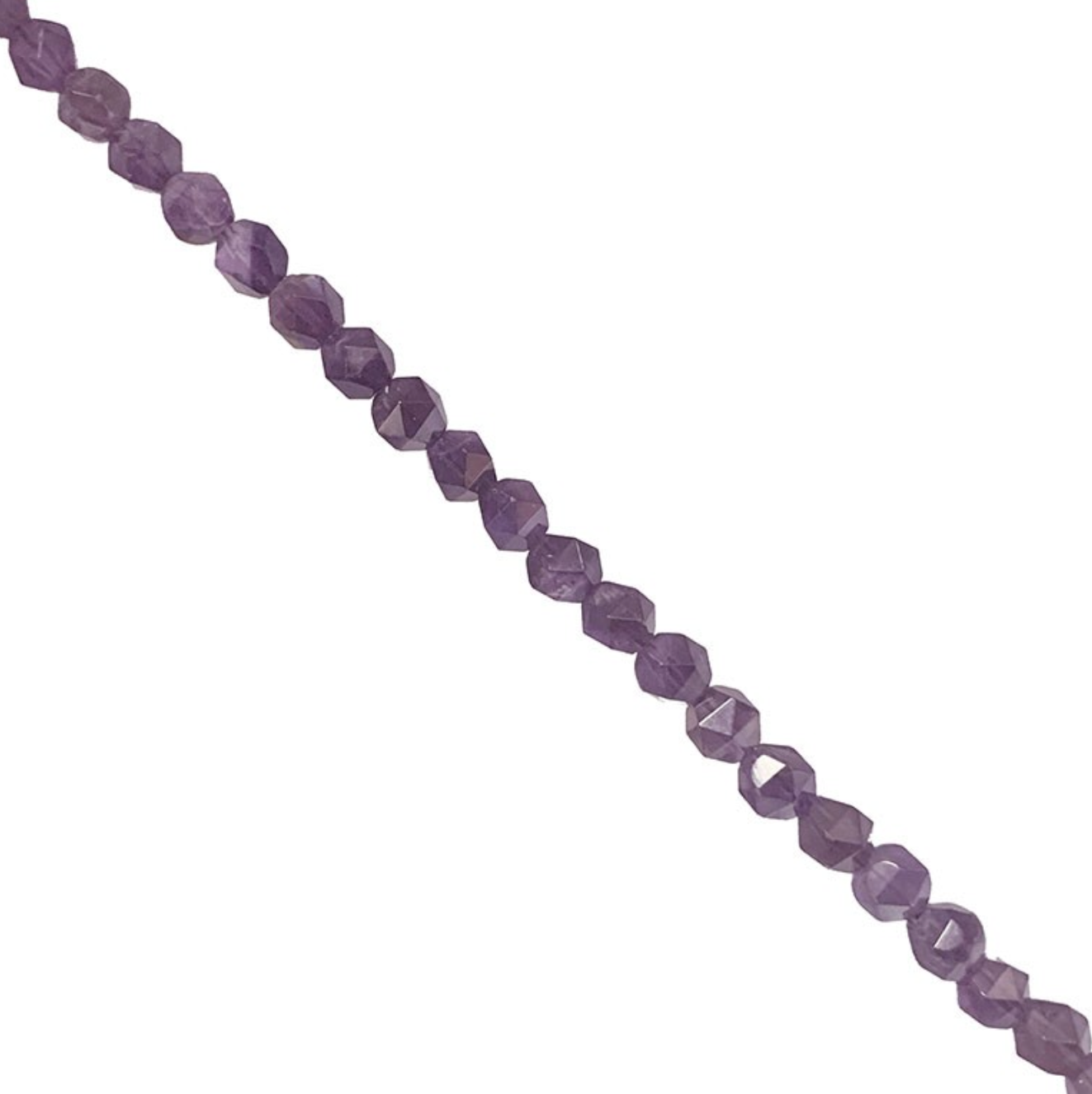 Perles 'Icosaèdres' de 6 millimètres en Améthyste. Option de vente en : fil de perles 38/39 cm, en bracelet de 17 à 21cm, en collier de 45 ou sautoir de 60cm. Qualité AA à AAA, superbes perles !