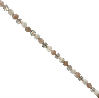 Perles 'Icosaèdres' de 6 millimètres en Pierre de lune et pierre de soleil. Option de vente en : fil de perles 38/39 cm, en bracelet de 17 à 21cm, en collier de 45 ou sautoir de 60cm. Qualité AA à AAA, superbes perles !