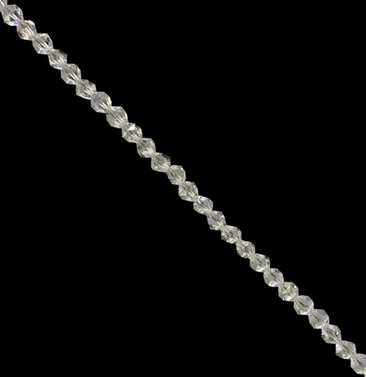 Perles 'Icosaèdres' de 6 millimètres en Cristal de roche. Option de vente en : fil de perles 38/39 cm, en bracelet de 17 à 21cm, en collier de 45 ou sautoir de 60cm. Qualité AA à AAA, superbes perles !
