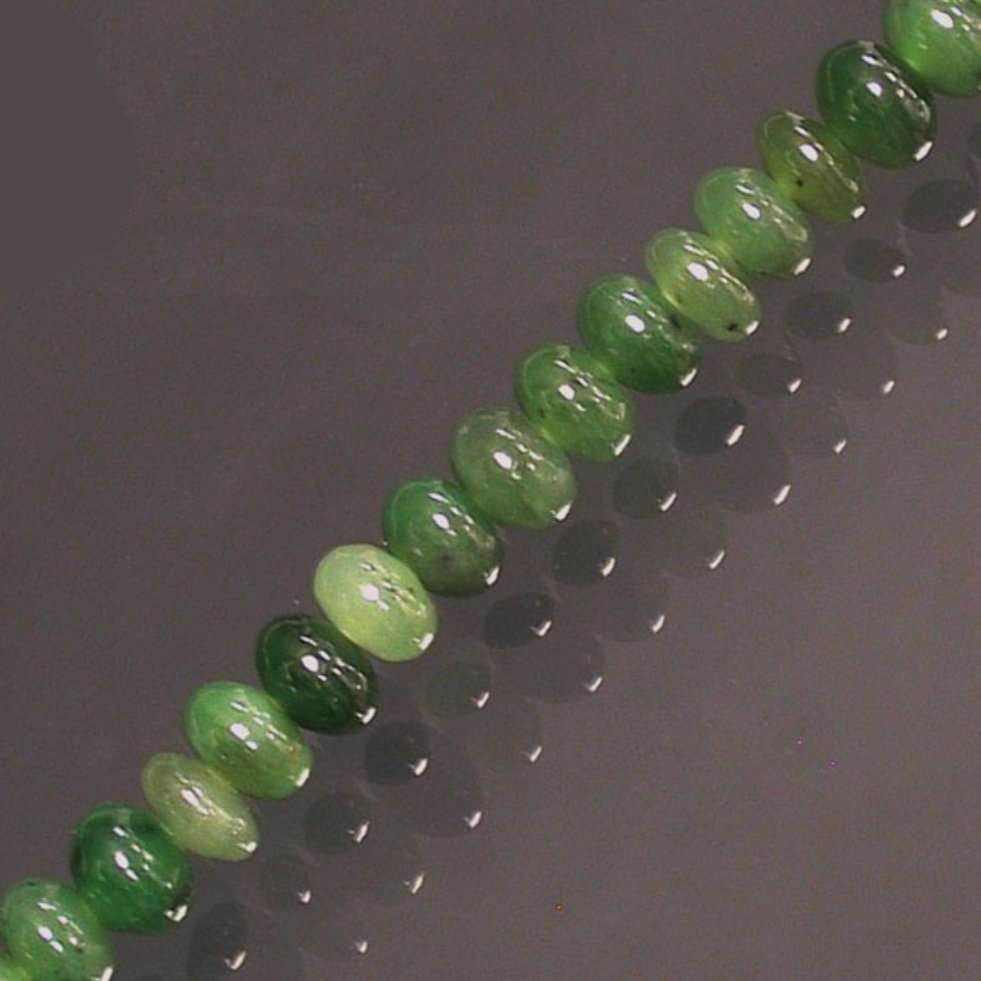 Jade ! Collier ou bracelet en formes de 'pastilles' de 4/6 millimètres. En bracelet de 17 à 21cm, en collier de 45 ou sautoir de 60cm. Qualité AA à AAA, superbes perles !
