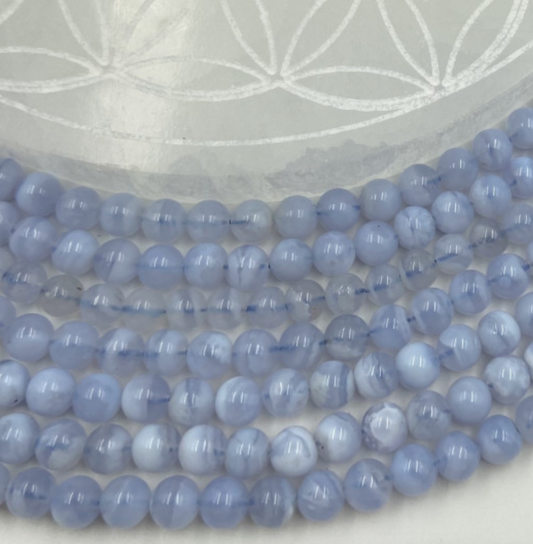 Agate 'Chalcedony'/'Blue Lace Agate', round beads of 6 and 8 mm, sold in 38/39 cm bead strand, in 17 to 21 cm bracelet, in 45 cm necklace or 60 cm sautoir. AA to AAA quality, superb blue beads!