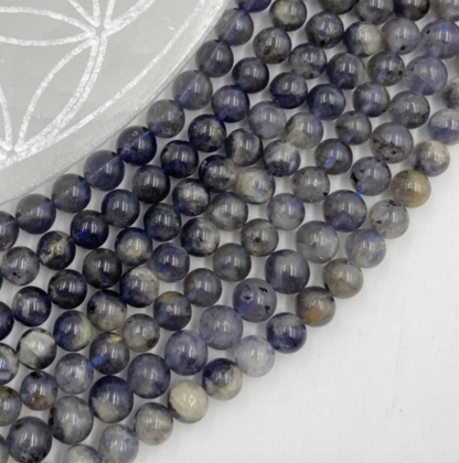 Iolite / Cordiérite, perles rondes de 6 ou 8 mm. Vendu en fil de perle 38/39 cm, en bracelet de 17 à 21cm, en collier de 45 ou sautoir de 60cm. Qualité AA à AAA !