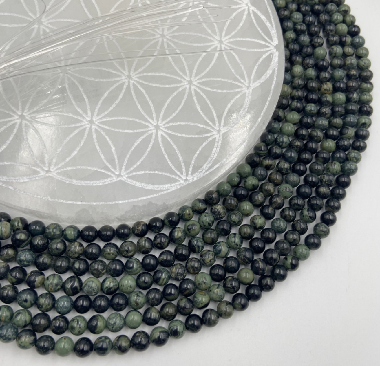 Jaspe Kambaba, perles rondes de 6 ou 8 mm. Vendu en fil de perle 38/39 cm, en bracelet de 17 à 21cm, en collier de 45 ou sautoir de 60cm. Qualité AA à AAA !