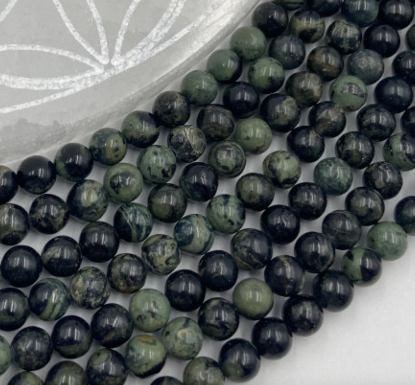 Jaspe Kambaba, perles rondes de 6 ou 8 mm. Vendu en fil de perle 38/39 cm, en bracelet de 17 à 21cm, en collier de 45 ou sautoir de 60cm. Qualité AA à AAA !