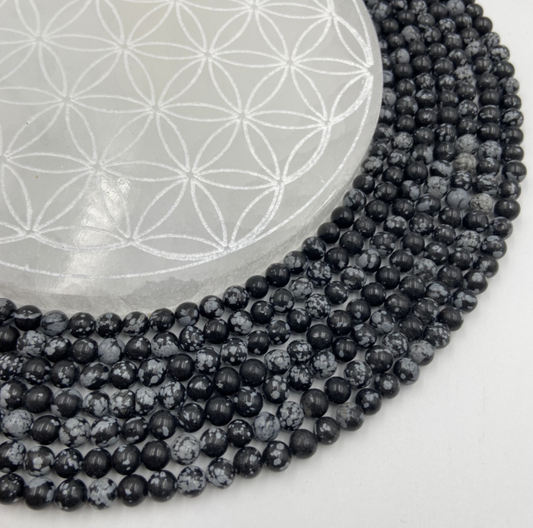 Obsidienne Flocon de Neige/ Mouchetée, perles rondes de 6 ou 8 mm. Vendu en fil de perle 38/39 cm, en bracelet de 17 à 21cm, en collier de 45 ou sautoir de 60cm. Qualité AA à AAA !