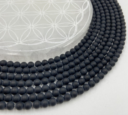 Onyx 'finition Mat', perles rondes de 6 ou 8 mm. Vendu en fil de perle 38/39 cm, en bracelet de 17 à 21cm, en collier de 45 ou sautoir de 60cm. Qualité AA à AAA, superbes perles à l'effet calmant !
