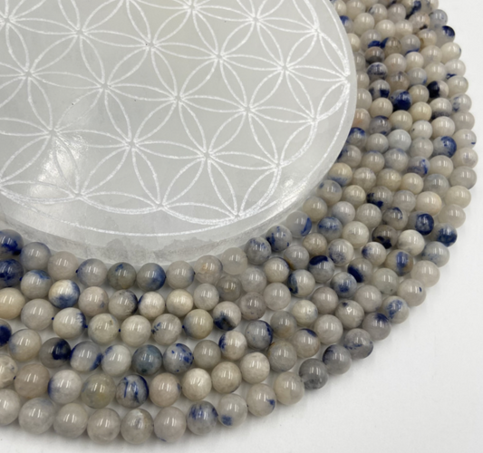 Dumortierite avec quartz, perles rondes de 6 ou 8 mm. Vendu en fil de perle 38/39 cm, en bracelet de 17 à 21cm, en collier de 45 ou sautoir de 60cm. Qualité AA à AAA !