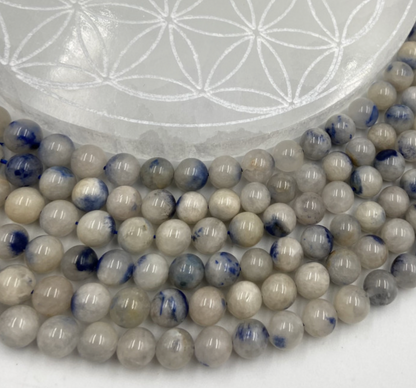 Dumortierite avec quartz, perles rondes de 6 ou 8 mm. Vendu en fil de perle 38/39 cm, en bracelet de 17 à 21cm, en collier de 45 ou sautoir de 60cm. Qualité AA à AAA !