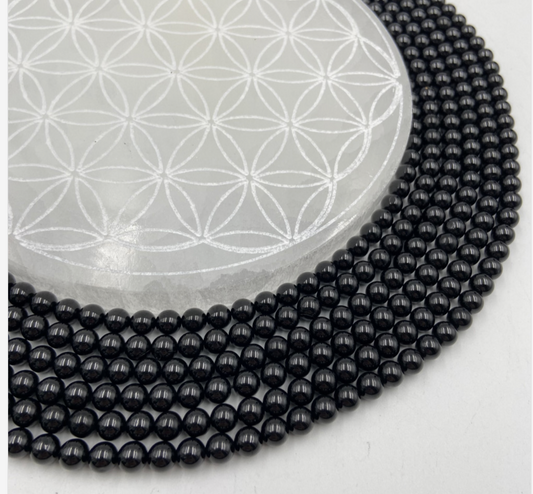 Spinelle , perles rondes de 6 et 8 mm, vendu en : fil de perle 38/39 cm, en bracelet de 17 à 21cm, en collier de 45 ou sautoir de 60cm. Qualité AA à AAA, superbes perles d'un noir éclatant !