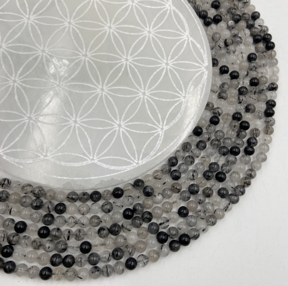 Tourmaline Noire avec Quartz de qualité, perles rondes de 6 et 8 mm, vendu en : fil de perle 38/39 cm, en bracelet de 17 à 21cm, en collier de 45 ou sautoir de 60cm. Qualité AA à AAA, superbes perles naturellement cristalline !