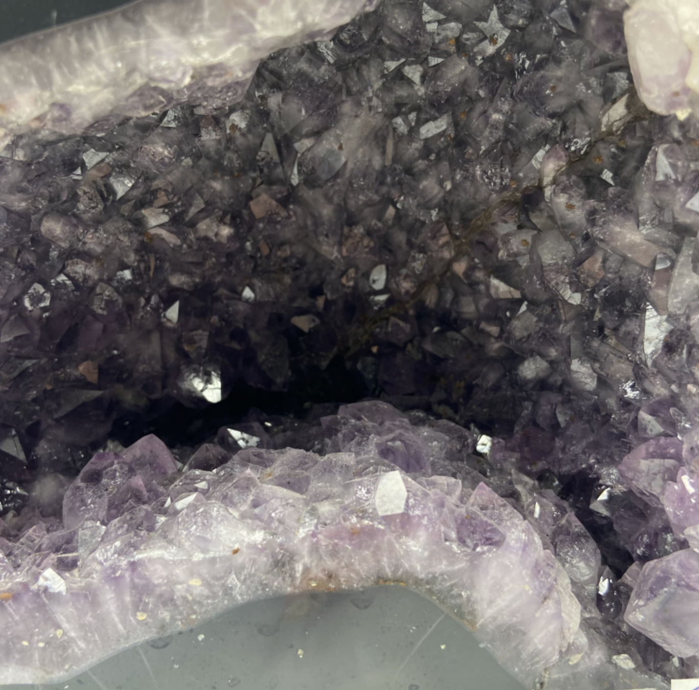 Géode d'améthyste de 7,8 kilogrammes - 18,5 x 23,5 centimètres. Superbe qualité AA, en provenance du Brésil !