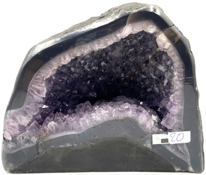 Géode d'améthyste de 7,8 kilogrammes - 18,5 x 23,5 centimètres. Superbe qualité AA, en provenance du Brésil !