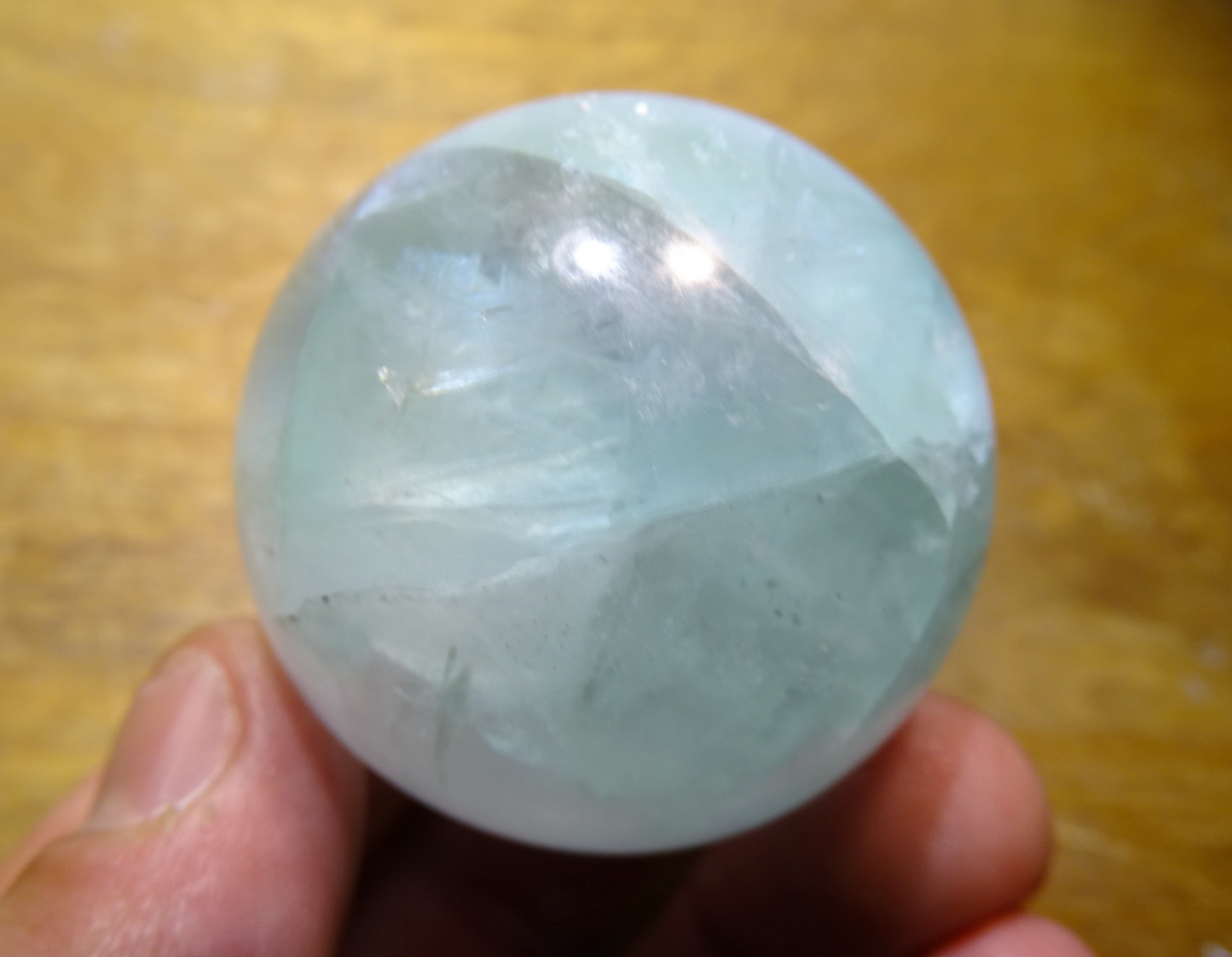 Sélection de Sphères en Fluorite/ Fluorine verte, de 5,7 à 7,8 centimètres. Une pierre translucides aux reflets verdâtres hypnotisants. Parfait pour la lithothérapie, collection, exposition...!