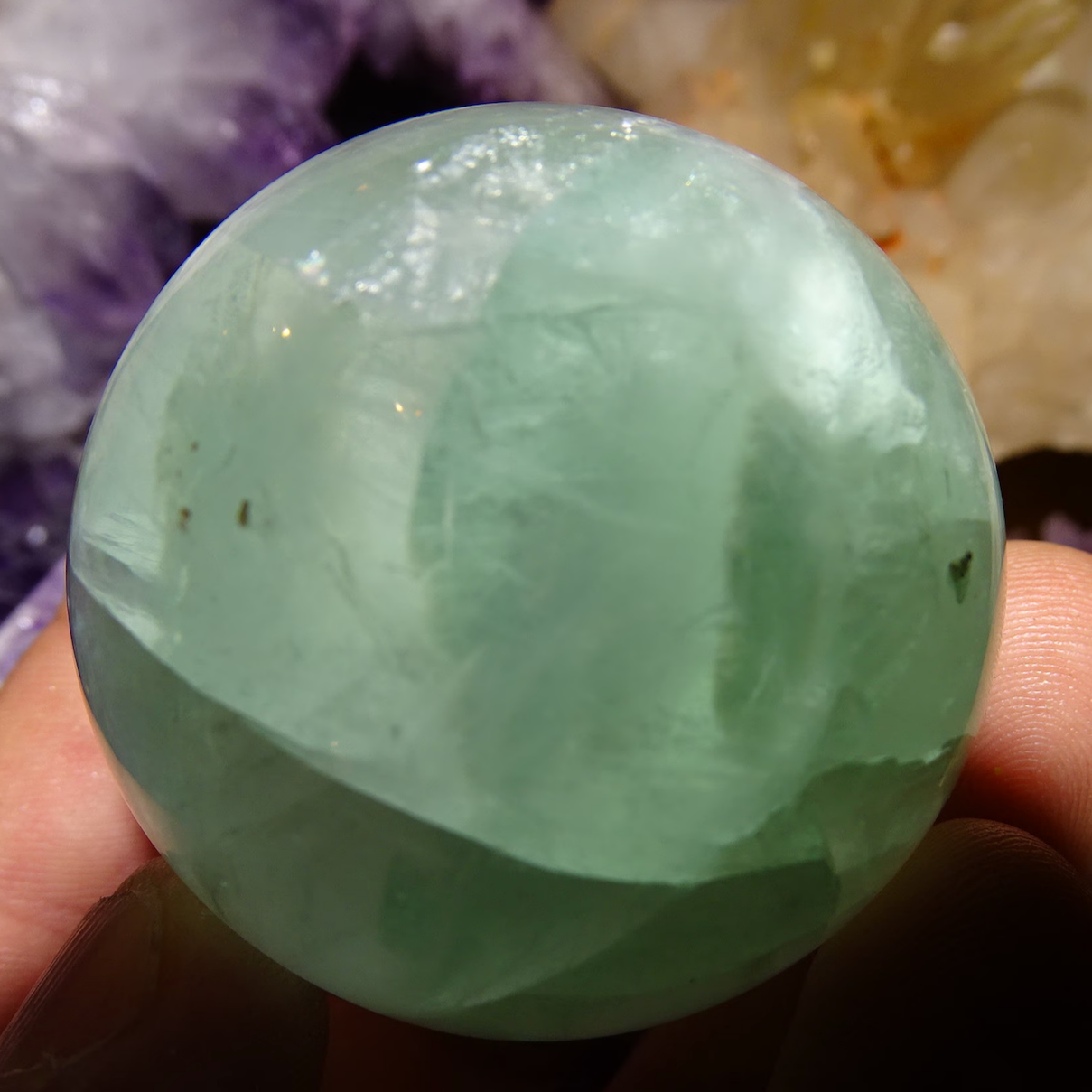Sélection de Sphères en Fluorite/ Fluorine verte, de 5,7 à 7,8 centimètres. Une pierre translucides aux reflets verdâtres hypnotisants. Parfait pour la lithothérapie, collection, exposition...!