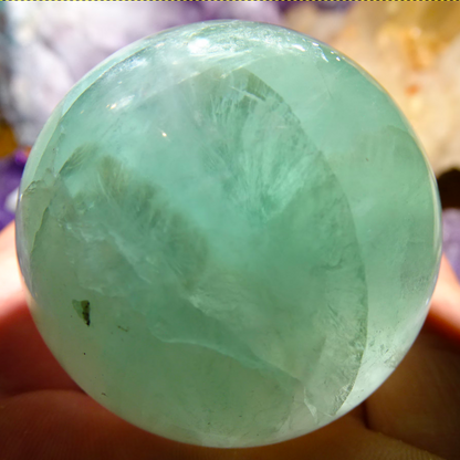Sélection de Sphères en Fluorite/ Fluorine verte, de 5,7 à 7,8 centimètres. Une pierre translucides aux reflets verdâtres hypnotisants. Parfait pour la lithothérapie, collection, exposition...!