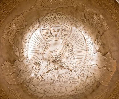 Bol avec gravure du Bouddha de la Médecine de 29 centimètres -±2500 grammes. Vendu avec maillet adapté ! Magnifique pièce !