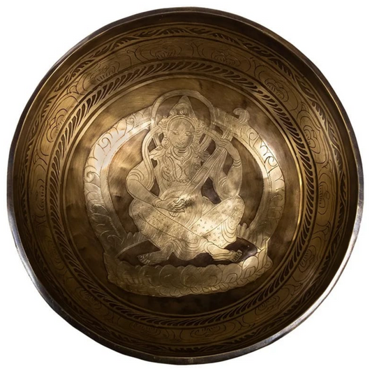 Bol avec gravure de la déesse 'Saraswati' en fond intérieur, de 27 centimètres - 1800 grammes environs. Vendu avec maillet adapté ! Magnifique pièce fait main au Népal !