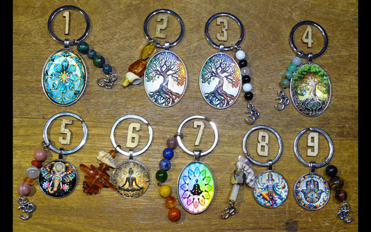 Porte-clés 'Mandala' personnalisés par Gem & Zen avec perles en pierres et décorations en métal (Laiton). 7 centimètres de longueur, 27 millimètres de diamètre. Parfait pour des clés, sacs à main ou en cadeau !