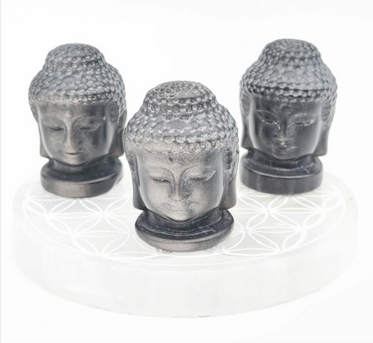 Tête de Bouddha en Obsidienne argentée, fait main, 50mm de haut x 45 x 30. Très belle petite pièce d'une pierre sacrée !