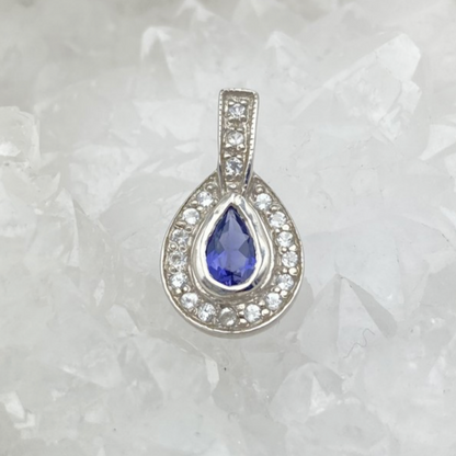 Iolite | Collection Retro' | Pendentif en Argent serti d'une pierre gemme de forme de 'poire', entouré d'Oxyde, 18 x 10 mm !